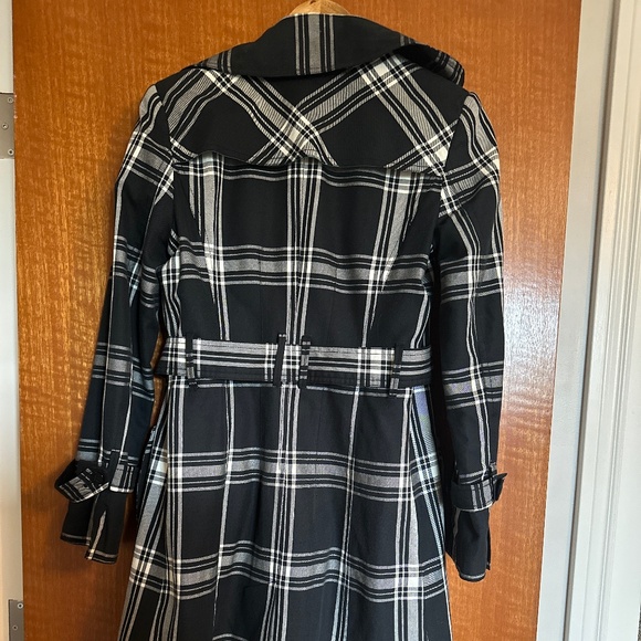 Black and White Trench Coat - Picture 4 of 8